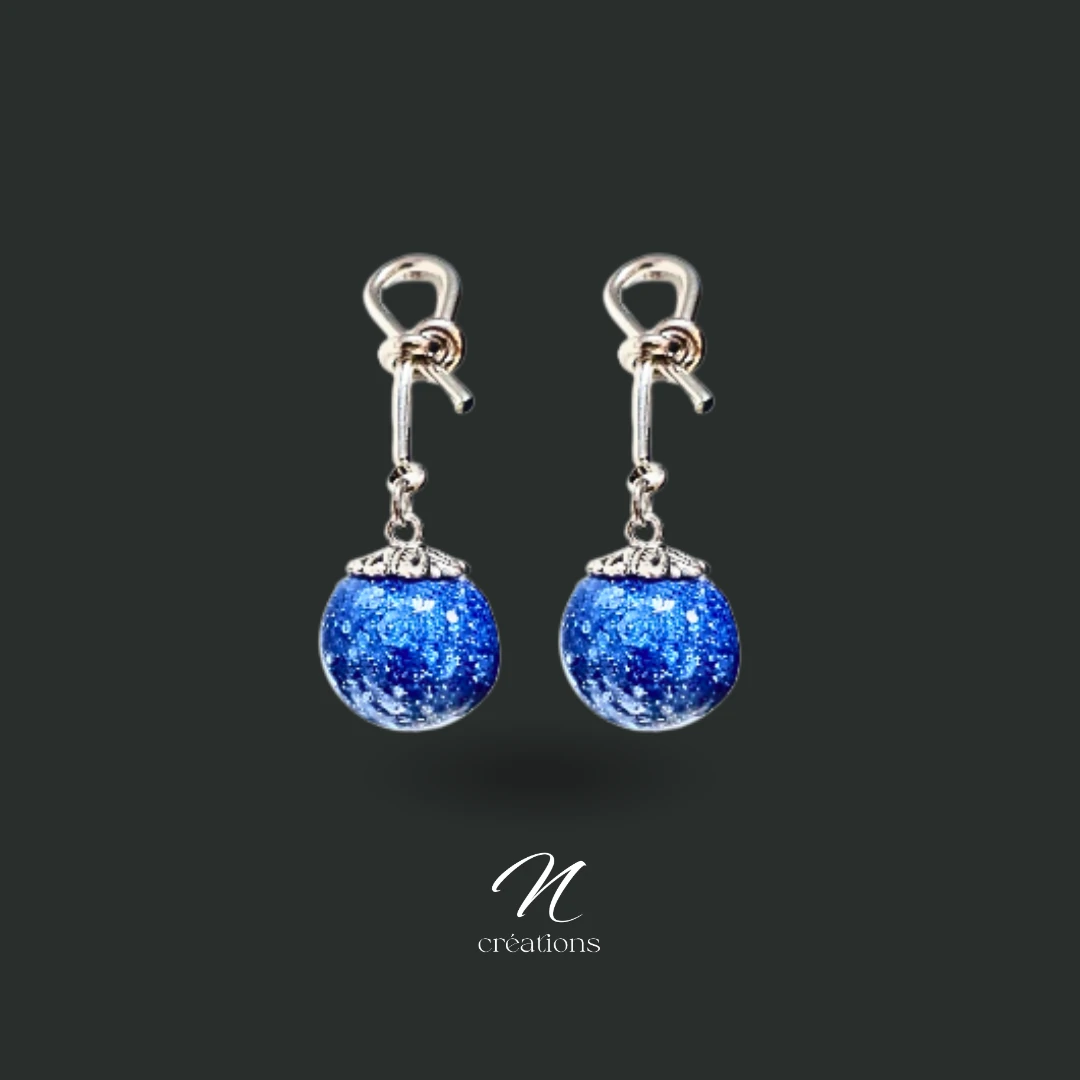 Boucles nœuds argentés résine bleue