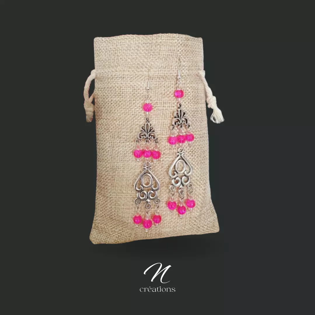 Longues boucles d'oreilles argentées rose fluo