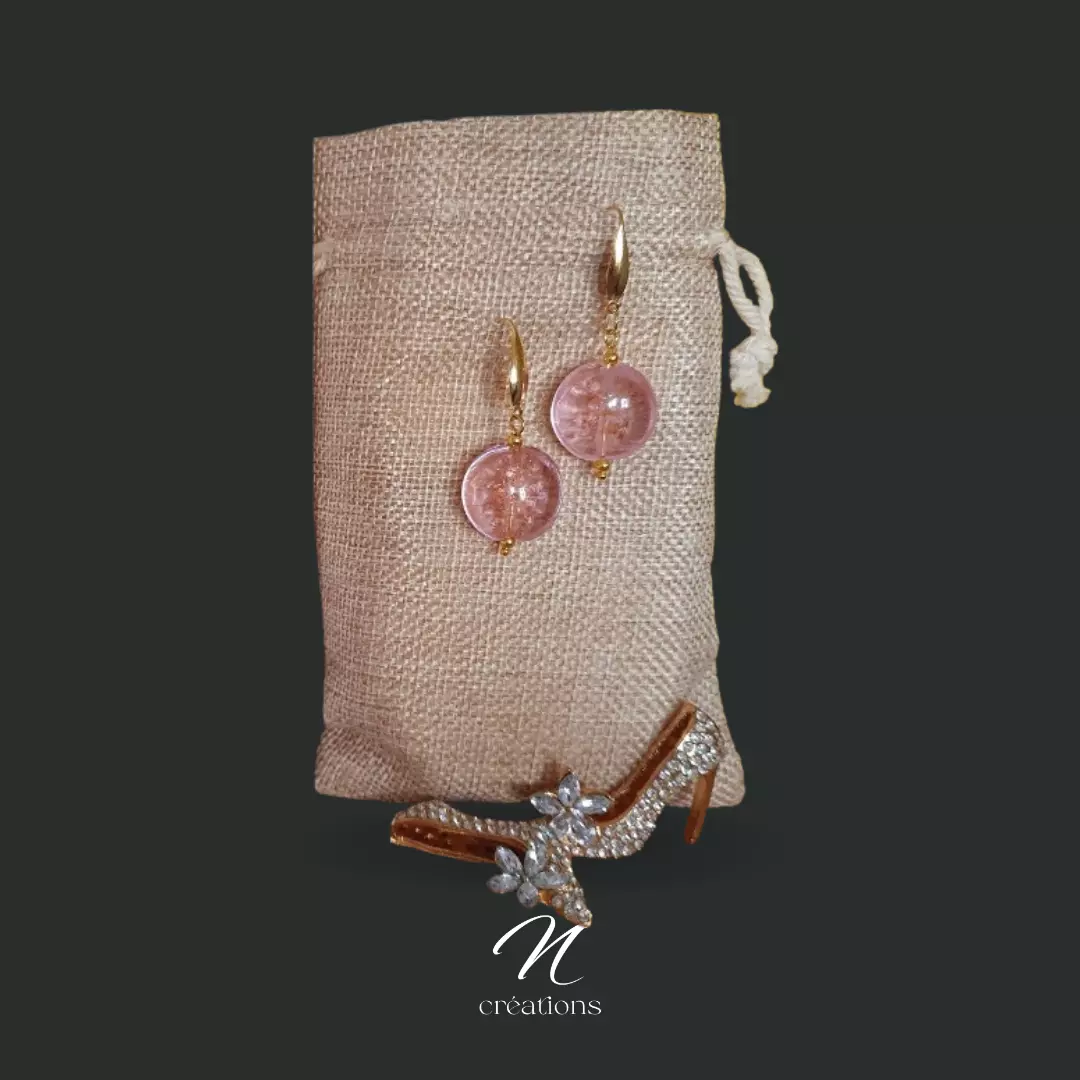 Boucles d'oreilles dorées galets verre rose dragée poudre d'or