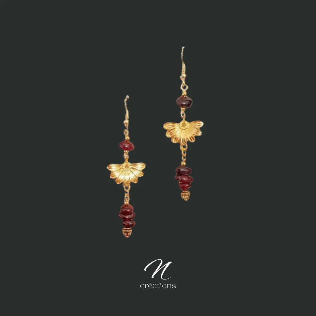 Boucles d'oreilles fleurs dorées et chips grenat