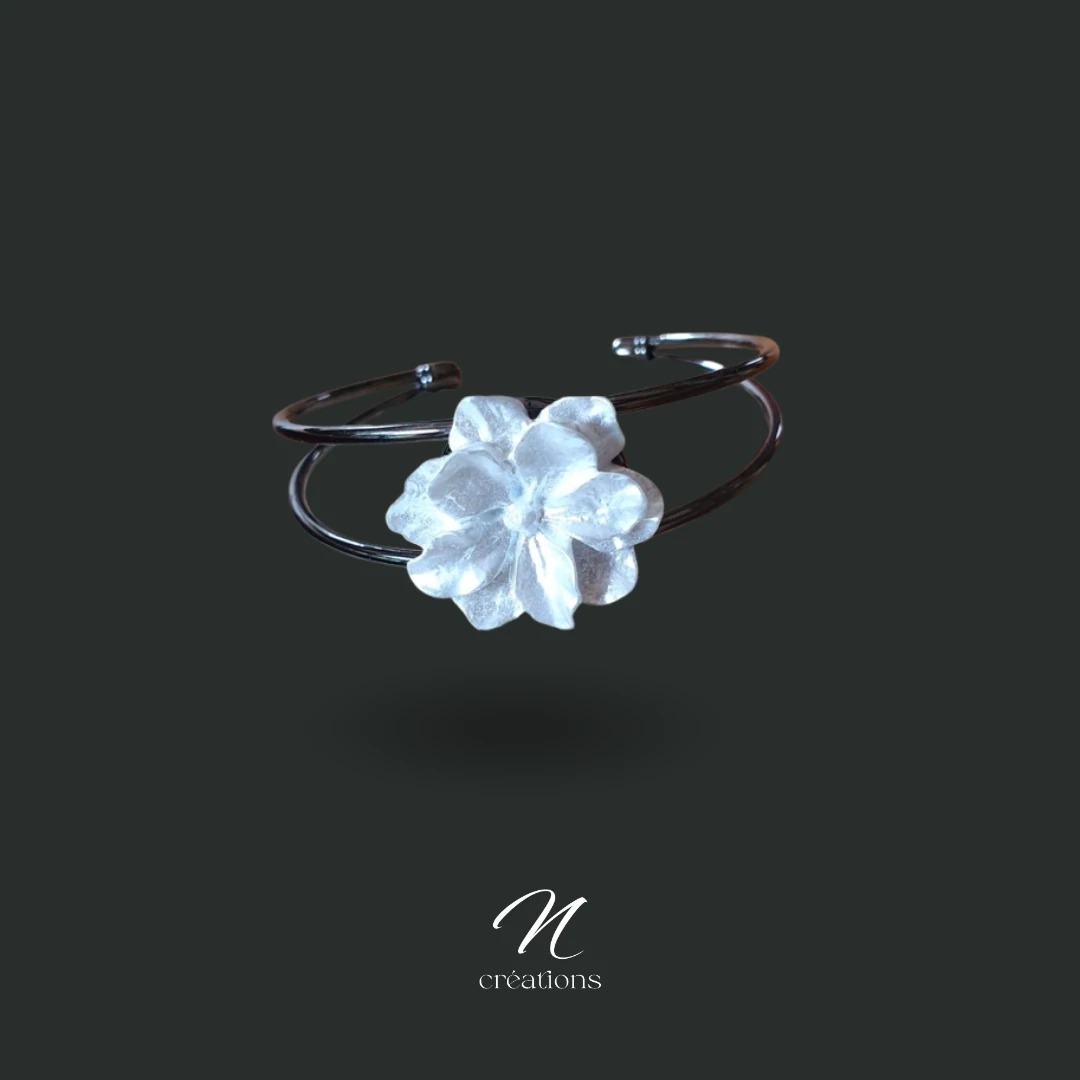 Bracelet rigide fleur nacrée