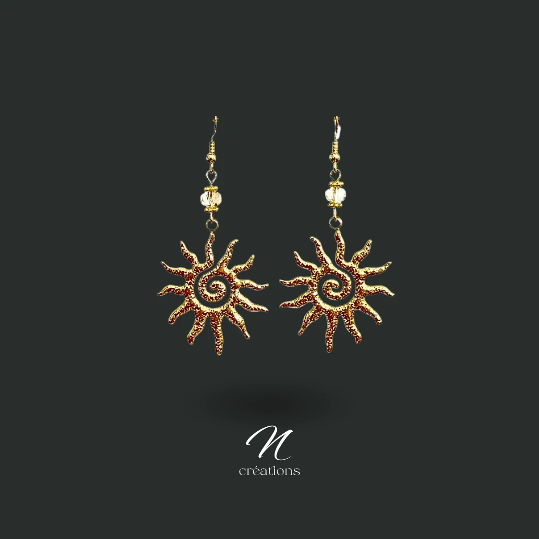 Découvrez nos boucles d'oreilles soleils diamètre 3cm en acier doré inoxydable texturé, perles facettées en cristal champagne montées à la main, corolles fleurs,