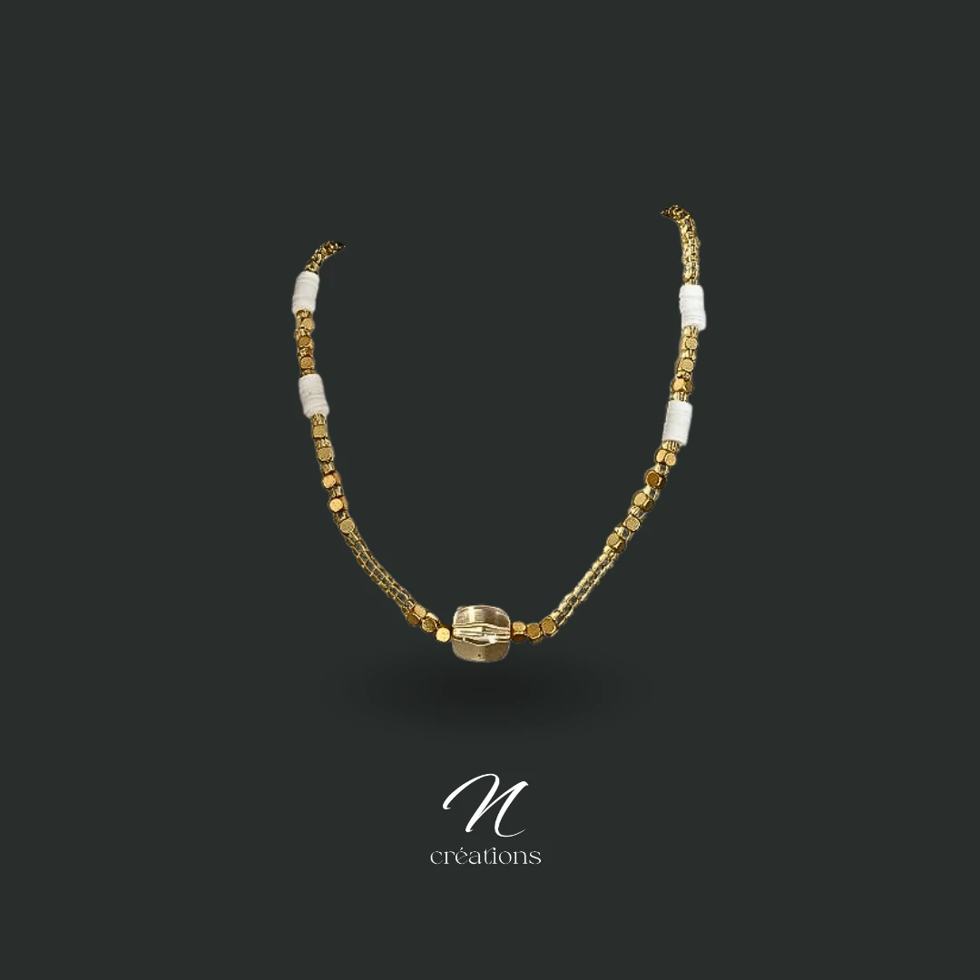 Collier tendance 40 cm en perles heishi blanches, acier doré mat et perles translucides ambre