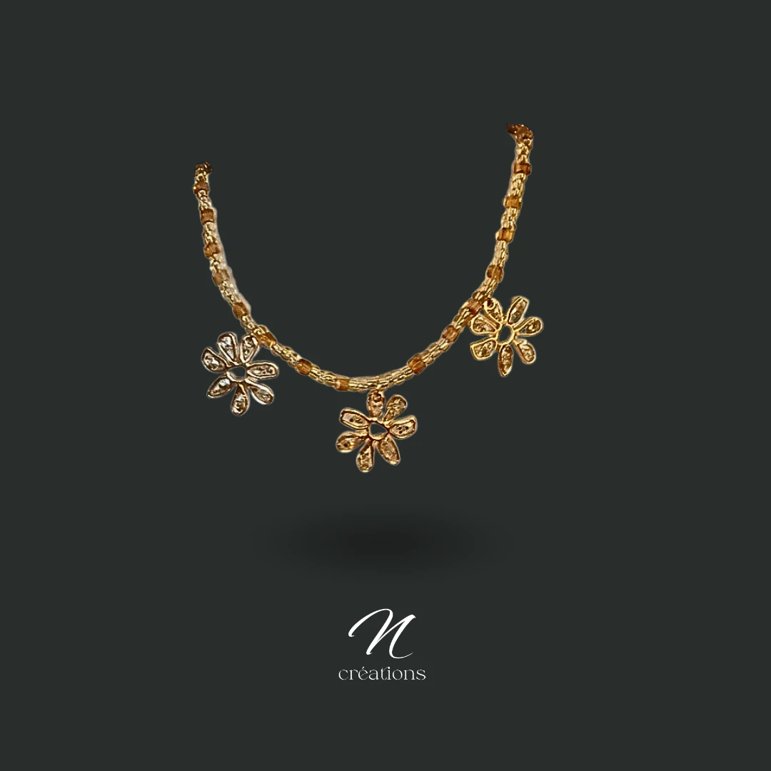 Collier printanier ras-du-cou de 40 cm avec chaînette de confort. Bijou artisanal unique, composé de cristal ambre clair et pendentifs fleurs dorées.