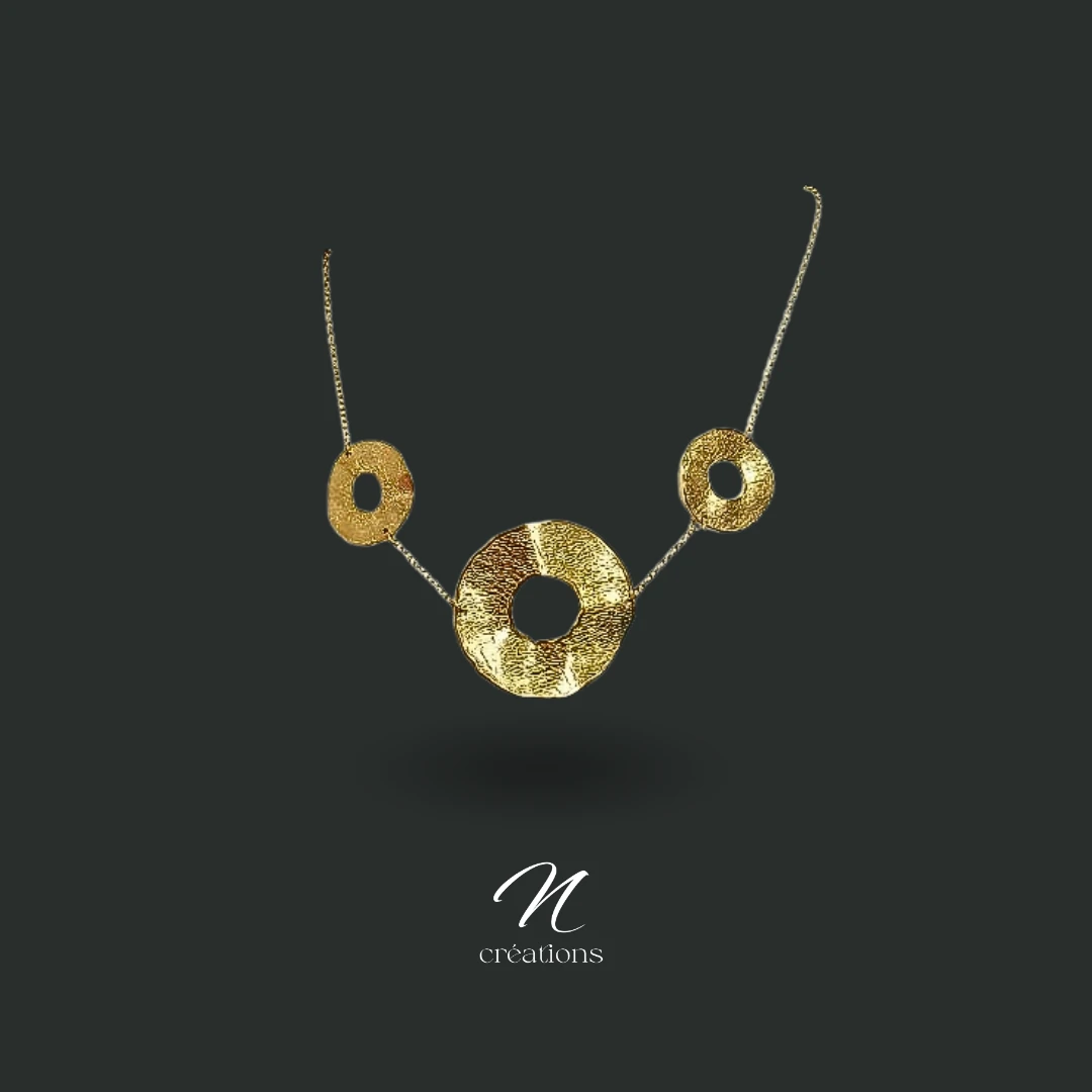 Collier disques texturés en acier doré inoxydable, 45 cm + 8 cm. Fermoir homard. Création artisanale raffinée, modèle unique.