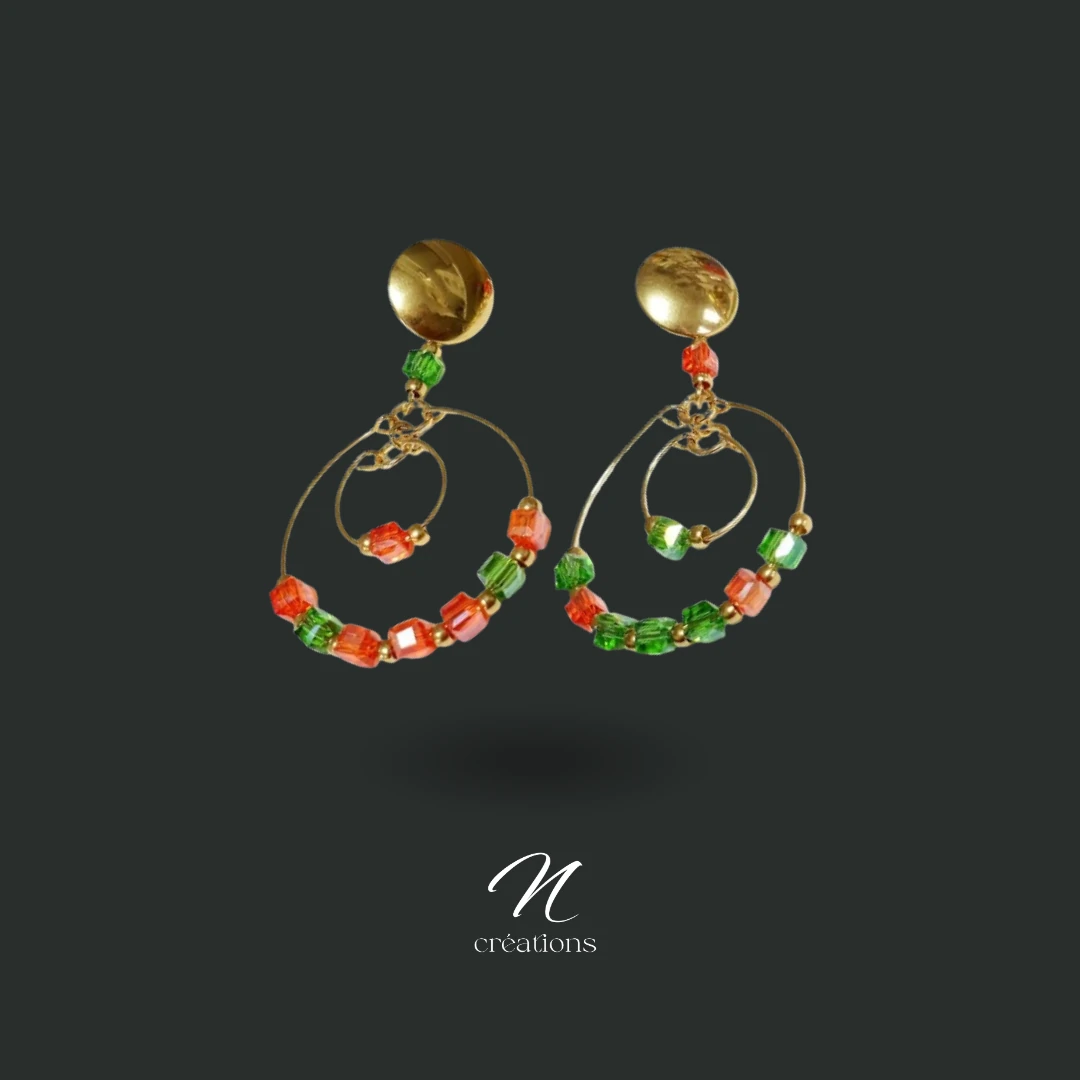 Doubles créoles en acier doré inoxydable Diam.3,5cm et 1,5cm. Petits cubes de cristal facettés oranges et verts Boutons d'oreilles ronds bombés dorés, hypoallergéniques. Ultra légères à porter. Création artisanale. Modèle unique.