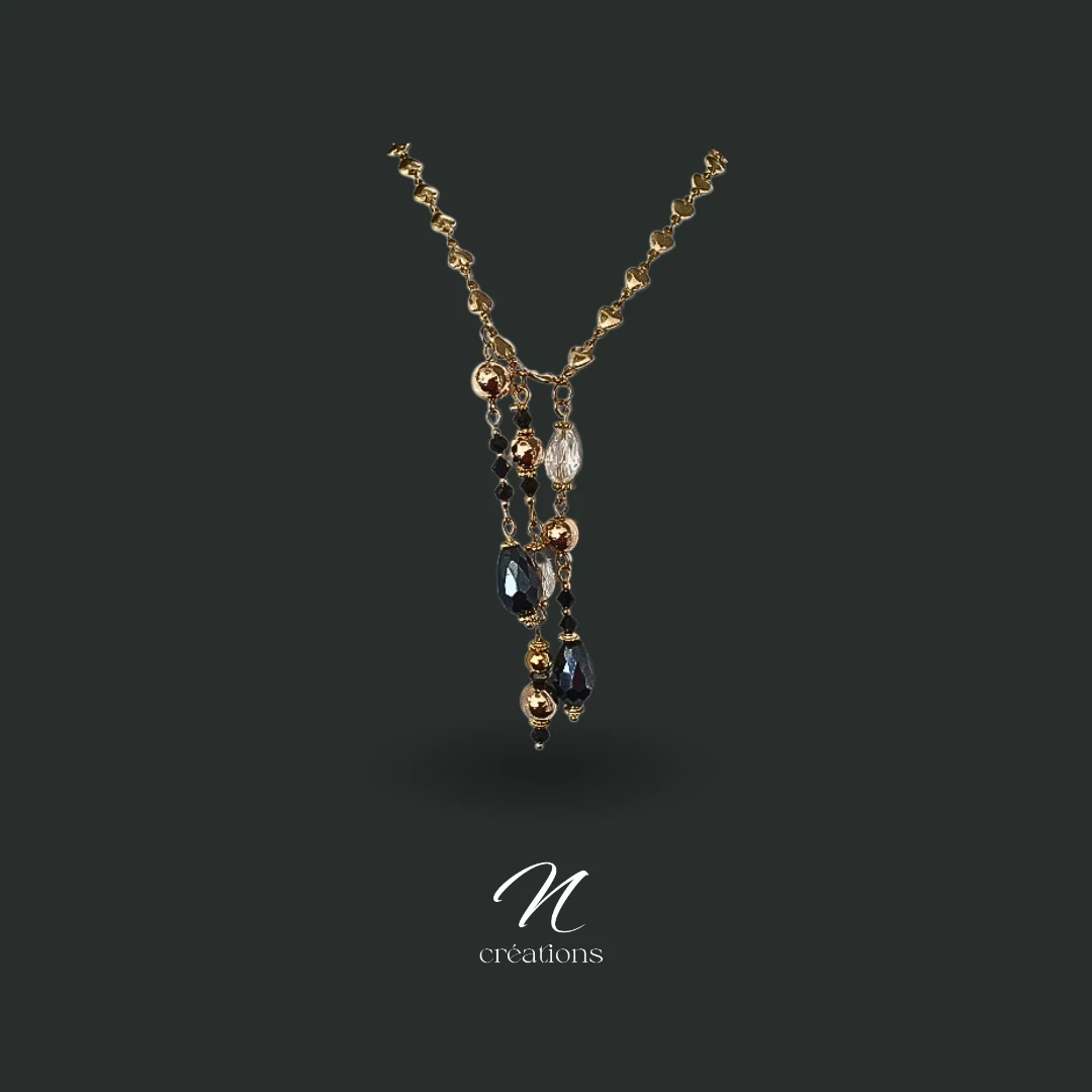 Collier chaîne de cœurs dorée or fin 24K avec cristaux noirs facettés. Bijou artisanal premium 53cm/43cm, perles acier inoxydable. Parfait pour vos tenues de fêtes élégantes.